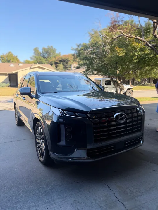 Dark Hyundai Palisade with a glossy finish
