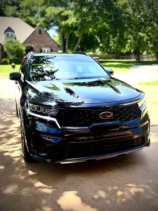 Glossy black Kia Sorento