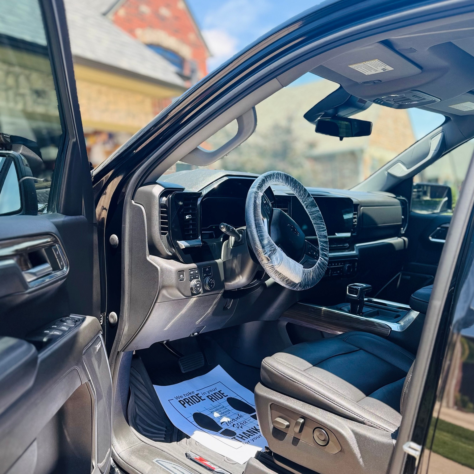 Pickup driver seat, door sill and protected floor, with a covered steering wheel